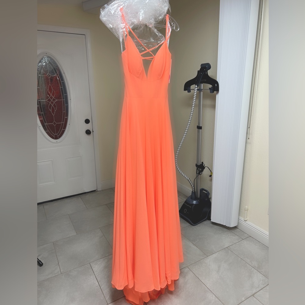 Beautifull dress. Perfect for wedding, proms. Color Neon Coral.It was never used